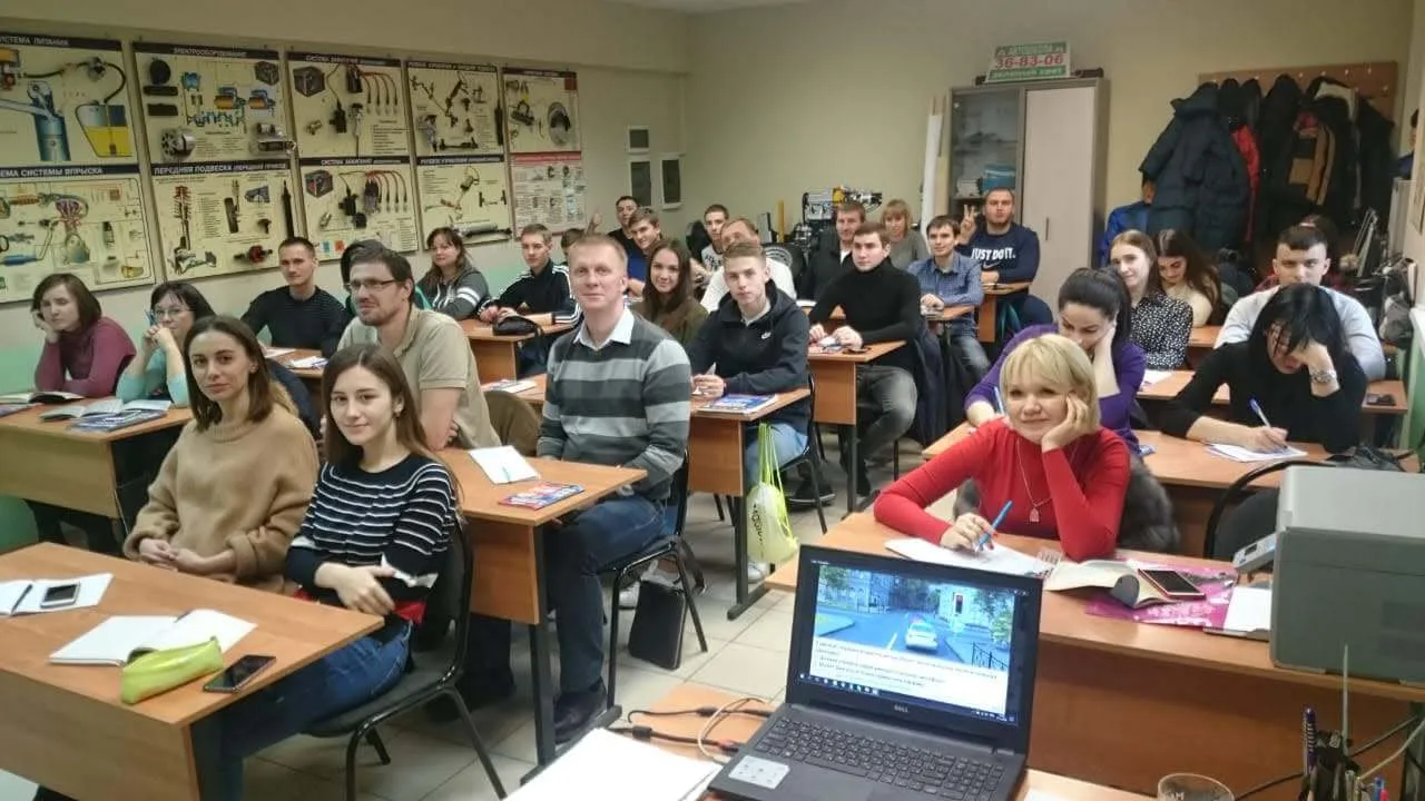 Занятие по теории в учебном классе автошколы