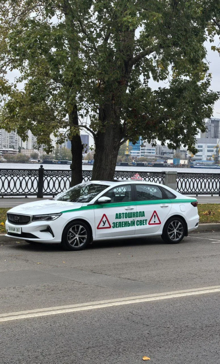 Учебный автомобиль автошколы «Зелёный свет» у набережной