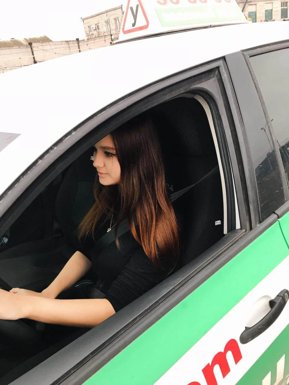 Ученица автошколы на практическом занятии