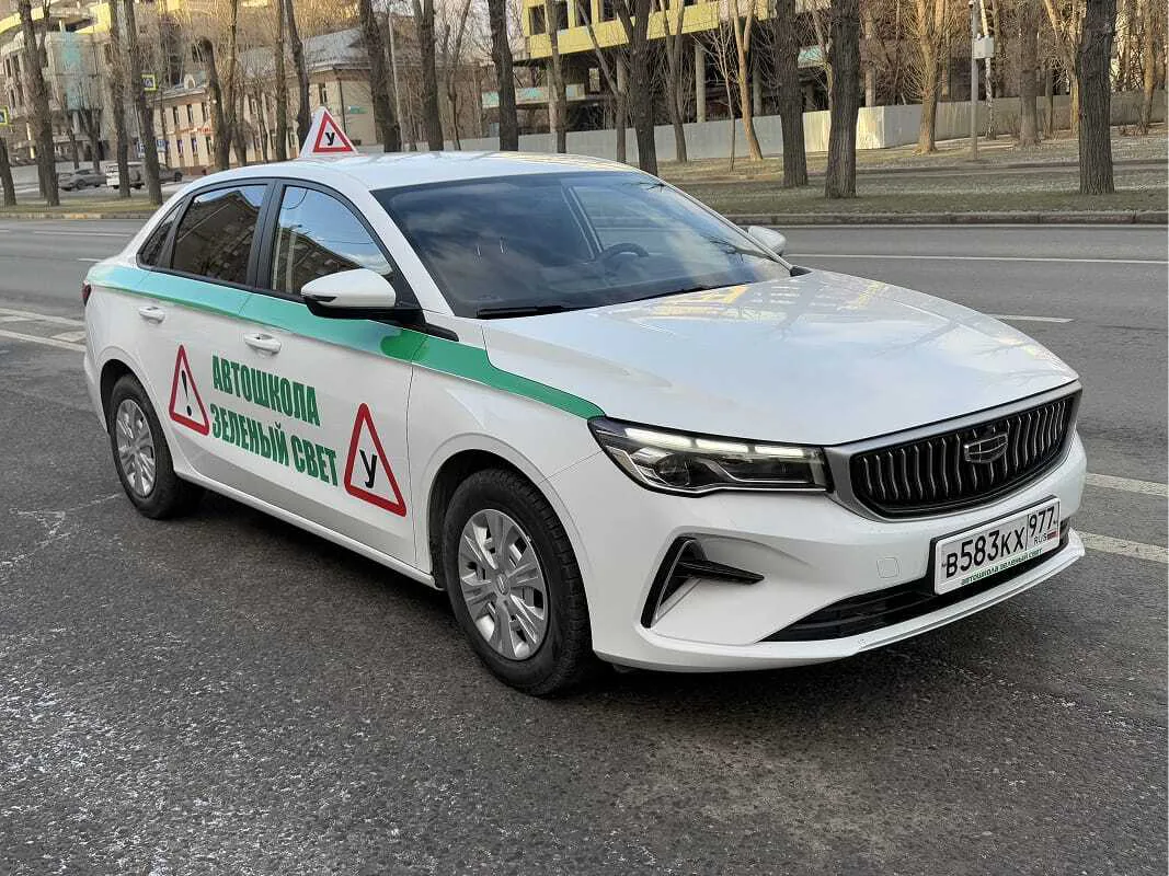 Учебный автомобиль Geely Emgrand автошколы «Зелёный свет»