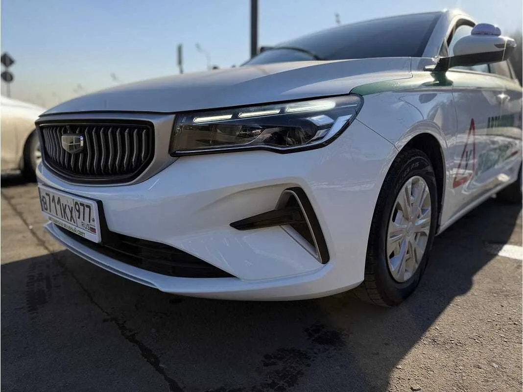 Современный автомобиль автошколы «Зелёный свет»