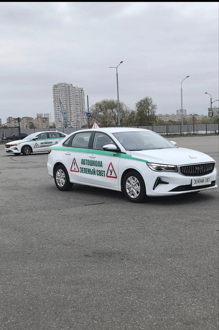Белый учебный автомобиль автошколы на площадке