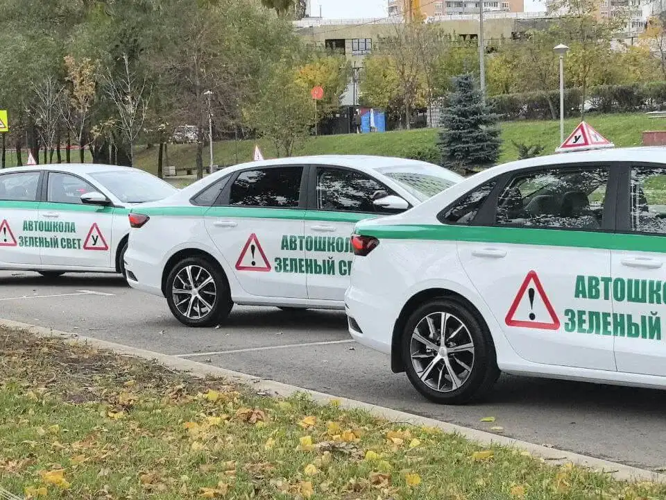 Учебные автомобили автошколы «Зелёный свет» в собственном автопарке
