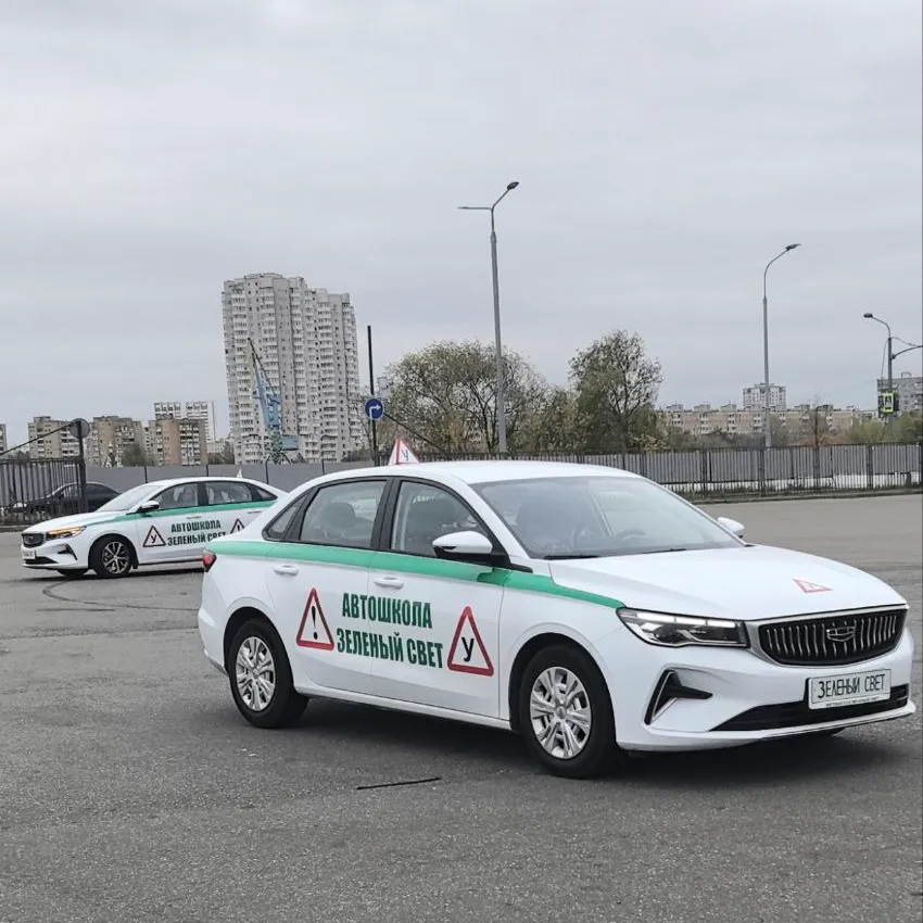 Современный учебный автомобиль автошколы «Зелёный свет»