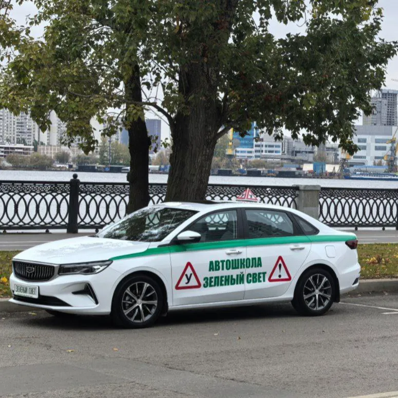 Современный учебный автомобиль автошколы «Зелёный свет»