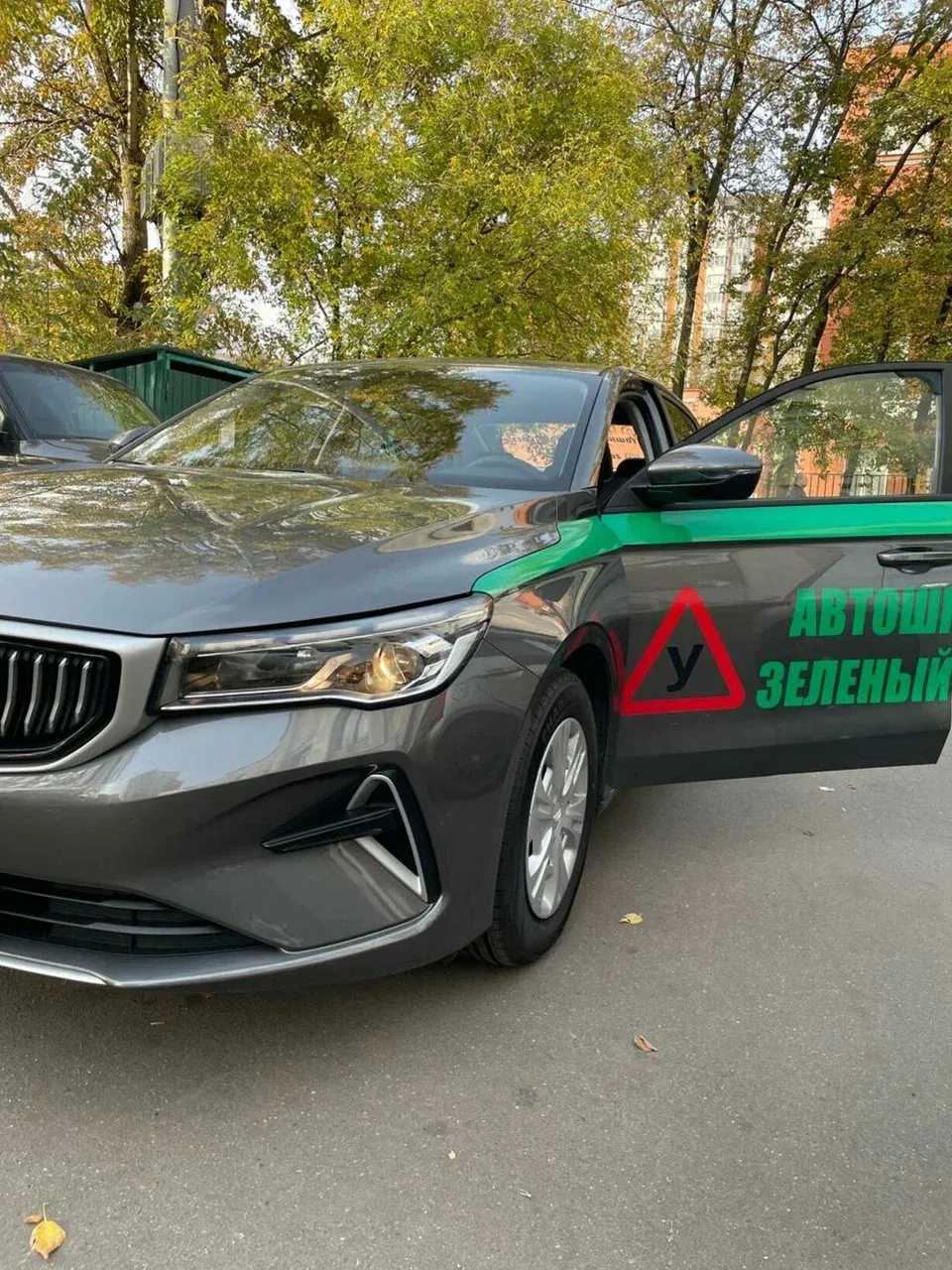 Серый учебный автомобиль автошколы «Зелёный свет»