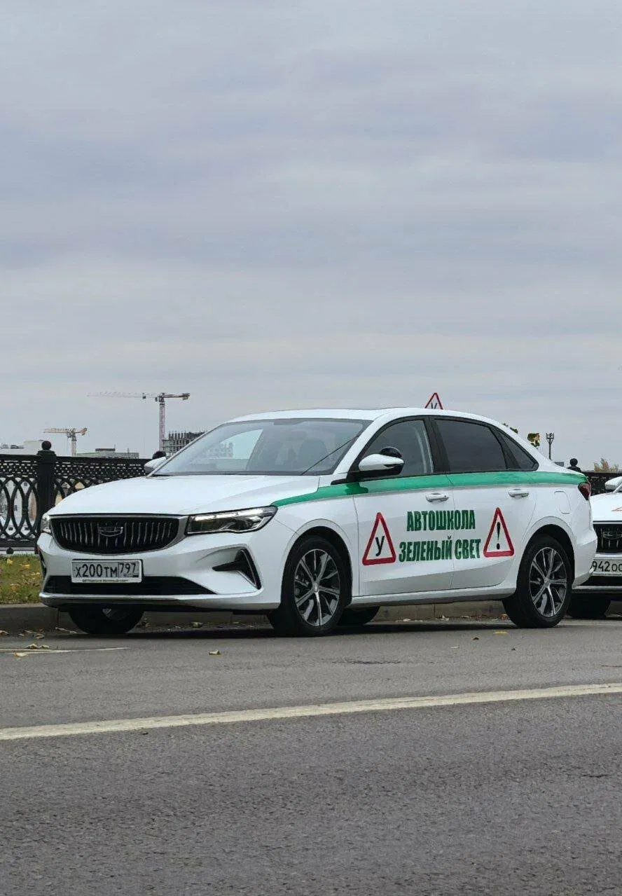 Белый учебный автомобиль автошколы «Зелёный свет»